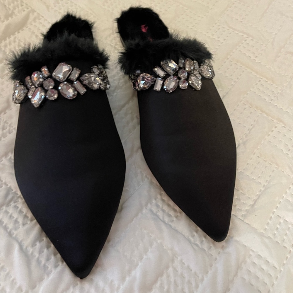 NWOT Isaac Mizrahi slide fur trim shoes.